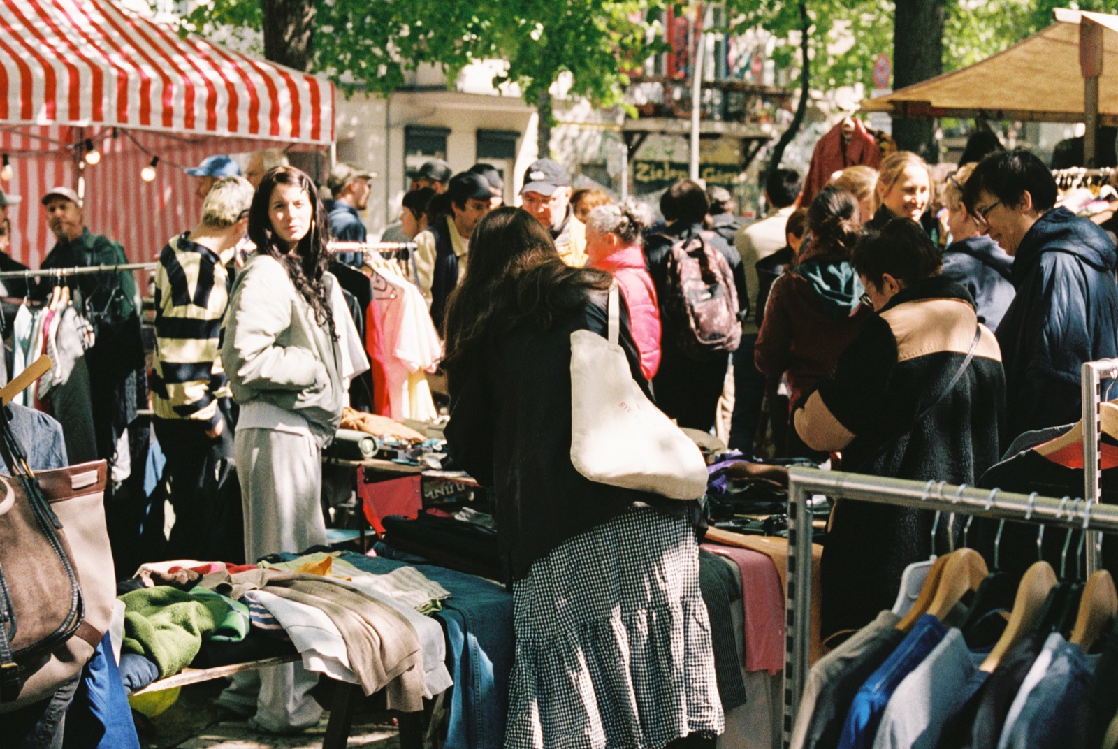 Boxhagener-Platz-Flohmarkt mit Marktreihe im Frühlingslicht.