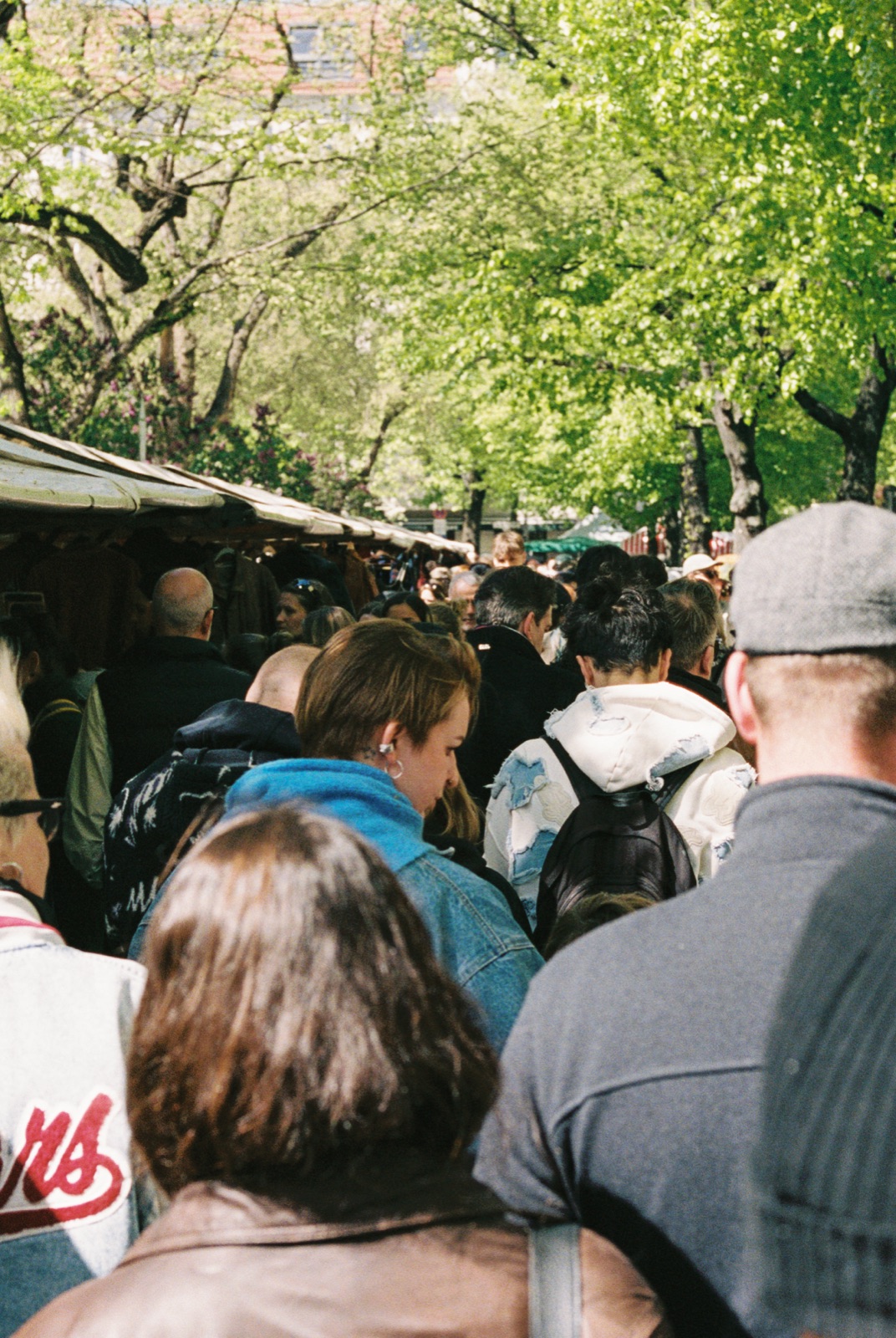 Stand mit Kleidung am Boxhagener Flohmarkt.