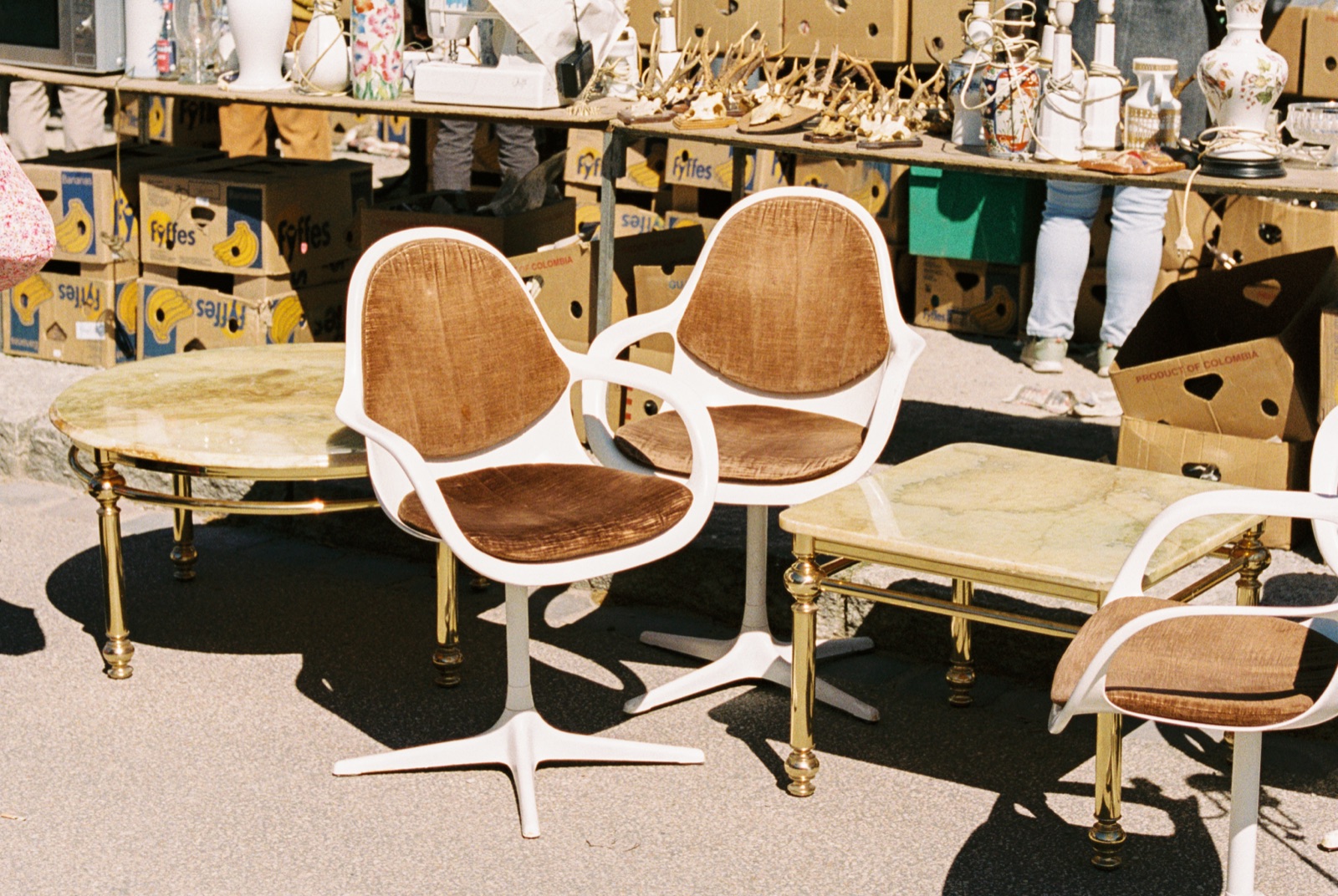 Mid-Century-Stühle und Möbel im Mauerpark.