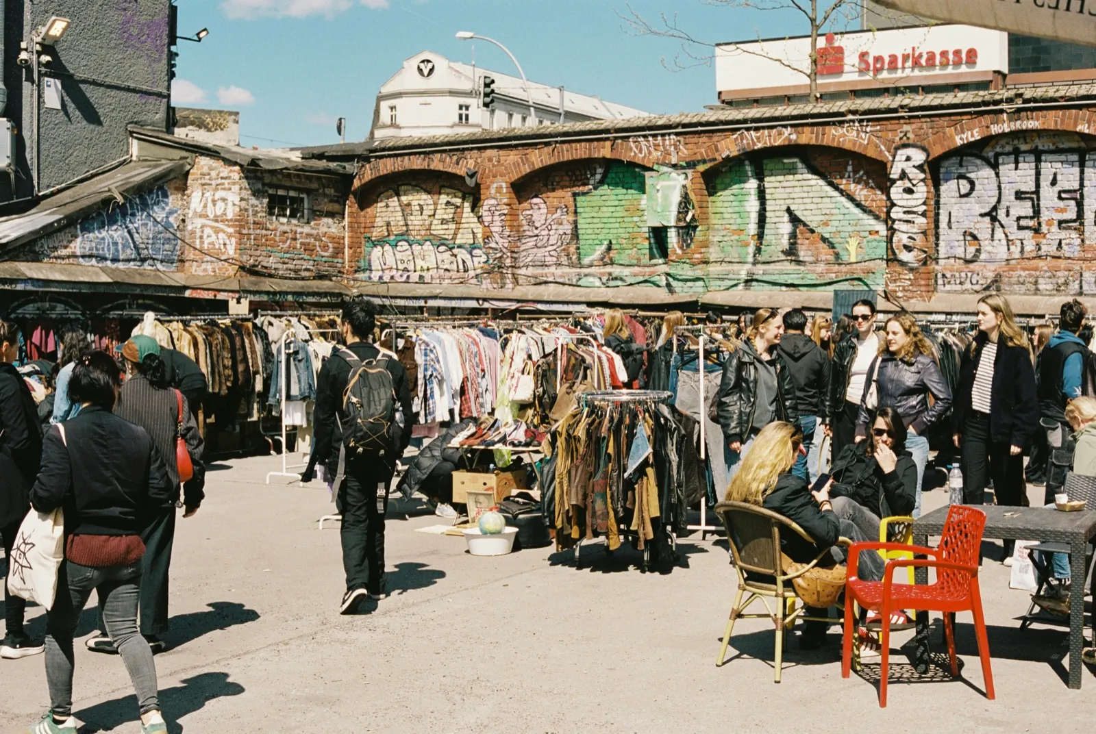 Atmosphäre auf einem Flohmarkt in Berlin.