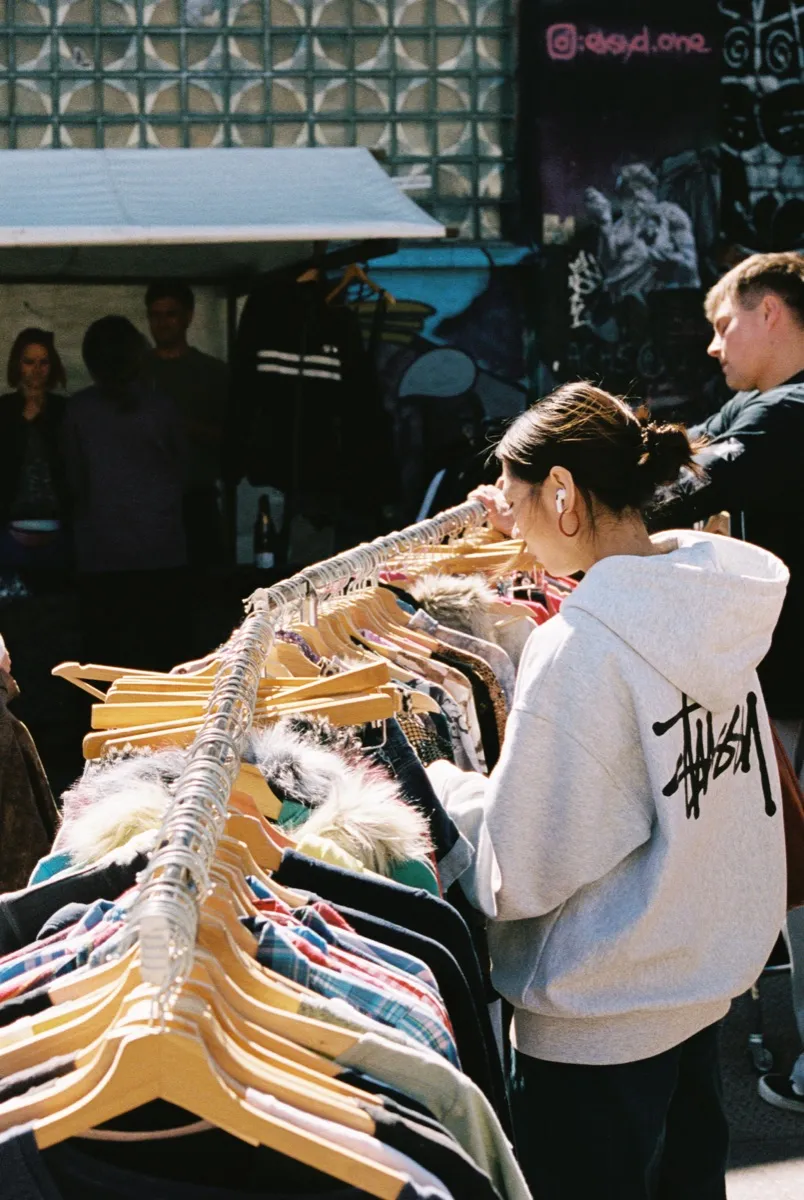 Der Kreuzköllner Fahrradflohmarkt — Flohmarkt-Stimmung in Berlin.