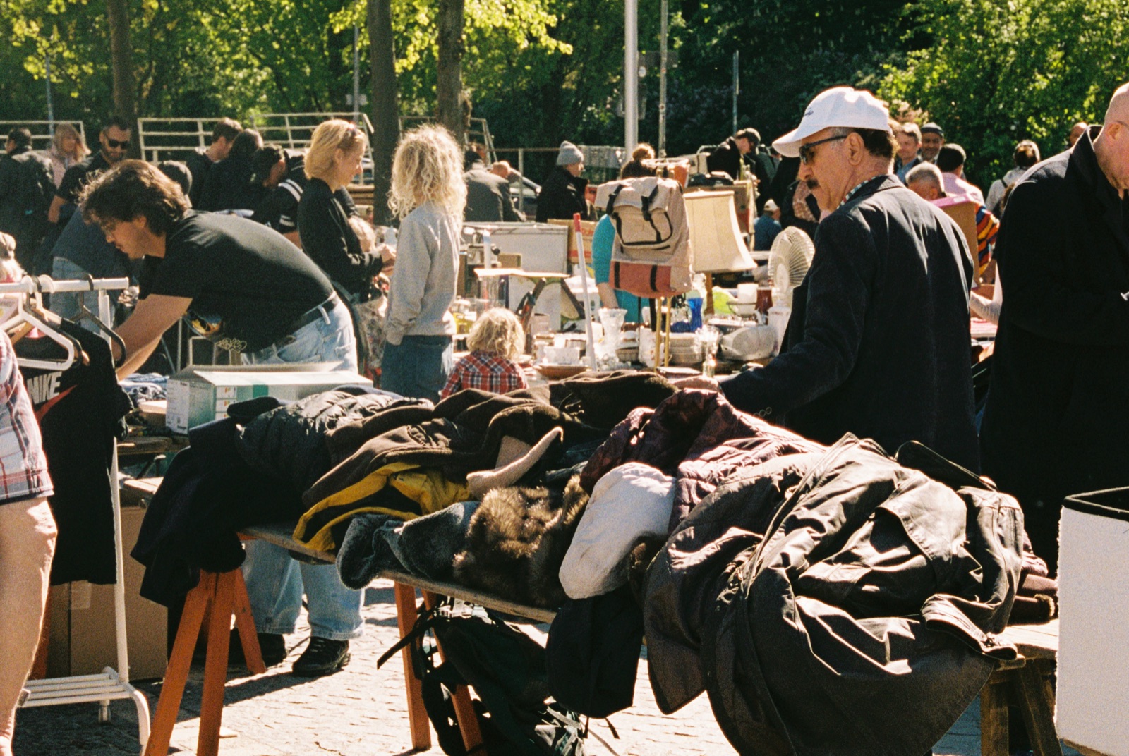 Familienmarkt am Rathaus Schöneberg mit Schmuck und Bücher-Ständen.