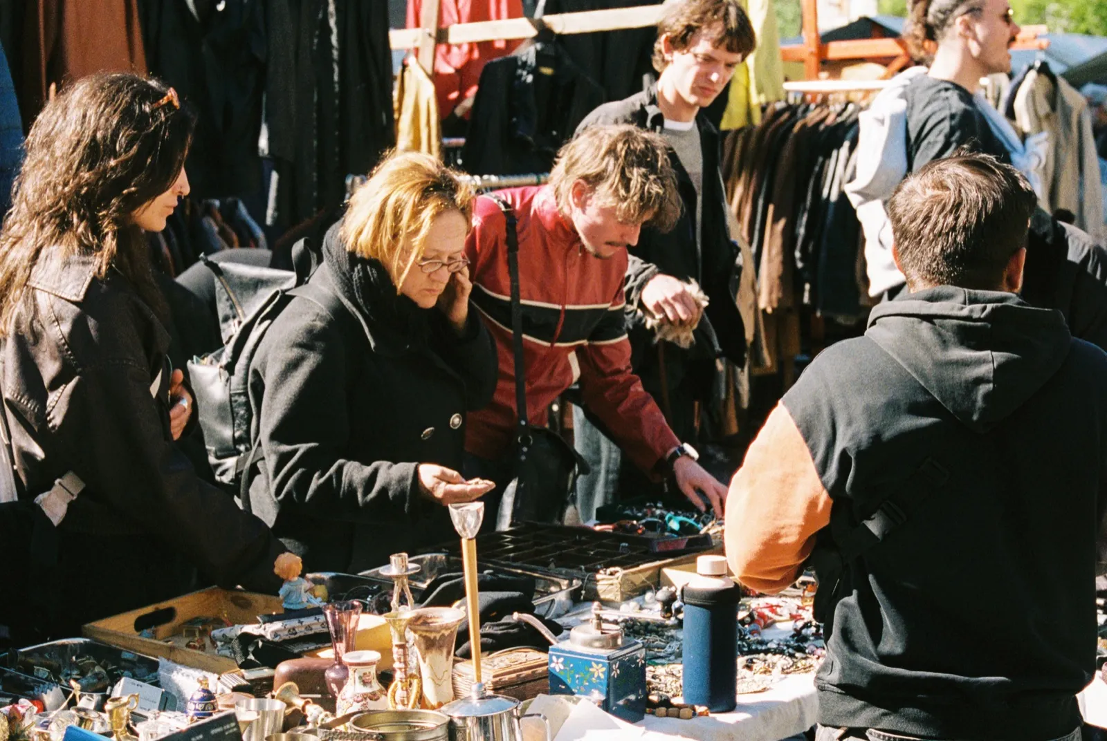 Atmosphäre auf einem Flohmarkt in Muldestausee.