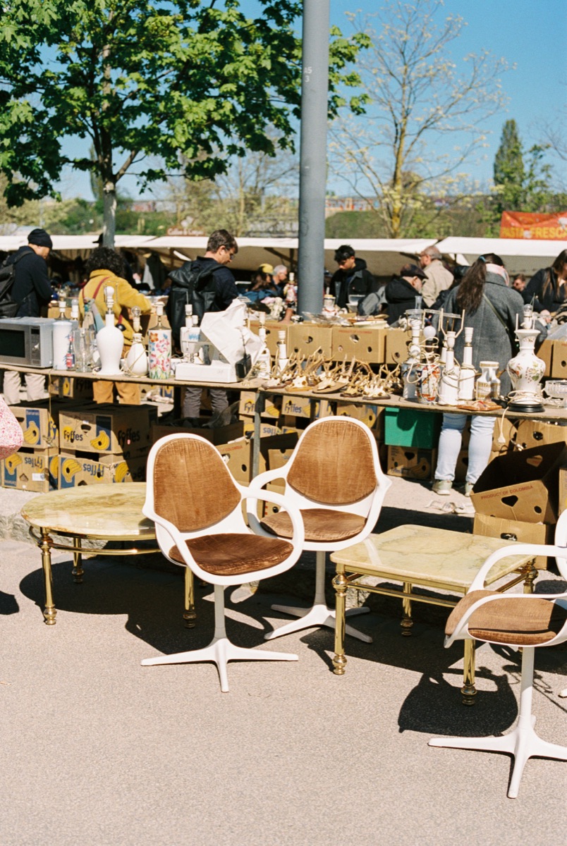 Mid-Century-Designerstühle aufgereiht auf einem Flohmarkt.
